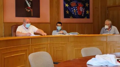 Jos&eacute; Mar&iacute;a Fern&aacute;ndez, el nuevo secretario lazano, en medio del "idilio" Barreal-Blanco. | FOTO: Xos&eacute; Lois Colmenero.