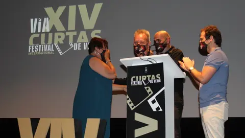 Emilia Somoza, visiblemente emocionada, recibe a homenaxe da man de Jorge God&aacute;s, Xos&eacute; Lois Santiago Pello e Carlos Montero. | FOTO: Xos&eacute; Lois Colmenero