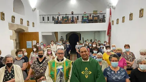Don Omar Bello (dereita) con Don Ra&uacute;l Afonso (esquerda) na igrexa de Tamaguelos.