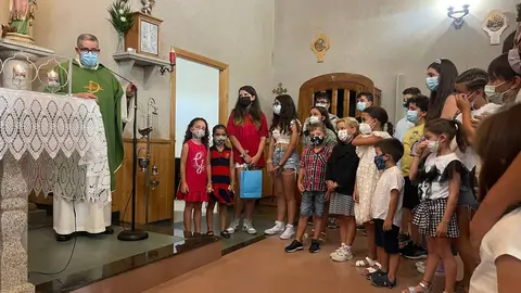 Don Ra&uacute;l, nun dos actos da s&uacute;a despedida cos seus alumnos de catequese no Rosal.