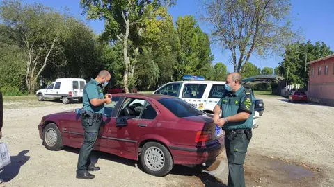 Agentes de la Guardia Civil, esta misma ma&ntilde;ana, con el veh&iacute;culo que amaneci&oacute; con un cristal roto. | FOTO: M. C.