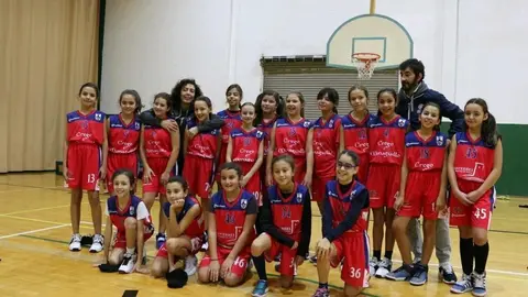 Un dos grupos das escolas de baloncesto organizadas polo CB Xuventude e o Concello de Ver&iacute;n. | FOTO: Bruno Ara&uacute;jo
