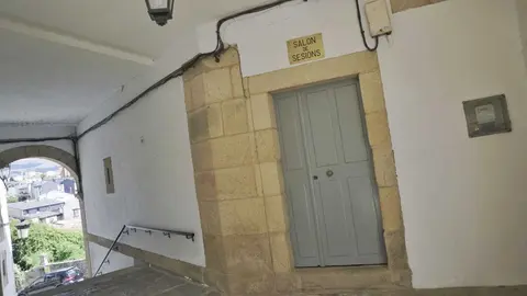 Acceso ao sal&oacute;n de plenos do Concello de Viana. | FOTO: Iv&aacute;n Iglesias.