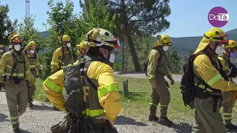 Bomberos forestales de la BRIF de Laza en su base. | FOTO: Iv&aacute;n Iglesias