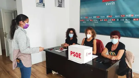 Rosario Rodr&iacute;guez, secretaria local del PSdeG, presidiendo la mesa electoral.