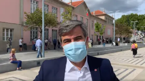 Nuno Vaz, reelixido como presidente da C&aacute;mara Municipal de Chaves, cun dos colexios electorais ao fondo.