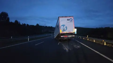 El semirremolque del tr&aacute;iler, en medio de la calzada desconectado. | FOTO: M. C.
