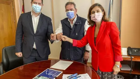 O alcalde, Gerardo Seoane xunto coa coordinadora a Fundaci&oacute;n Galicia Obra Social en Lugo e Ourense, Beatriz Mar&iacute;a Fern&aacute;ndez; e o director da oficina de ABANCA de Ver&iacute;n, Pablo Villar.