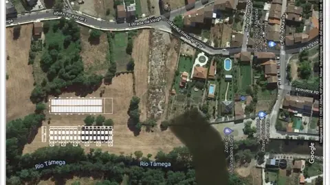 Vista a&eacute;rea do parque da Preguiza, coa localizaci&oacute;n das carpas abaixo &aacute; esquerda (en branco).