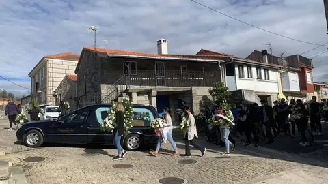 Llegada del coche f&uacute;nebre a la plaza de la iglesia.