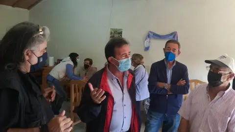 Xuntanza para tratar a posible creaci&oacute;n dun pol&iacute;gono agroforestal en Ri&oacute;s.