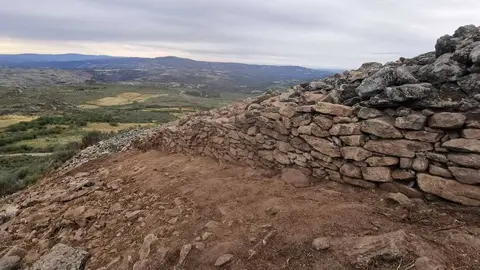 Nova excavaci&oacute;n no Castelo de Santigoso, concello da Mezquita.