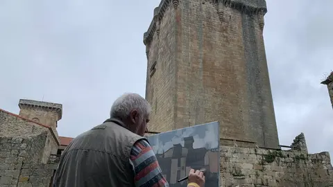 Uno de los artistas participantes en el Concurso de Pintura R&aacute;pida de Monterrei. | FOTO: M. D.