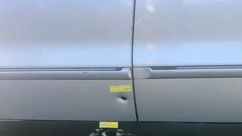 O coche de Manuel cos dous disparos.