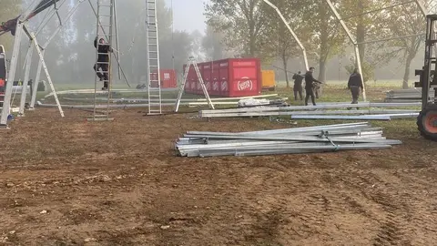 Trabajos de montaje de la carpa de la fiesta de la cerveza, esta misma ma&ntilde;ana, en el parque de A Perguiza.