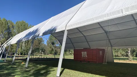 El puesto de Disaltra dentro de la carpa que contin&uacute;a en construcci&oacute;n. | FOTO: M. D.