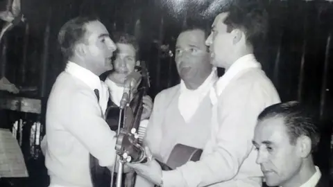 "Poncho", a la izquierda con su guitarra, en una imagen del archivo familiar.