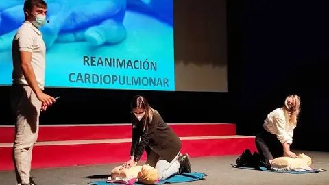 Brais Quintairos, con Beatriz y Ant&iacute;a, explicando c&oacute;mo realizar una RCP. | FOTO: Xos&eacute; Lois Colmenero.