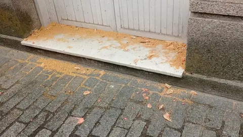 Bolsas de raticida en un portal de la plaza Mayor de Ver&iacute;n.