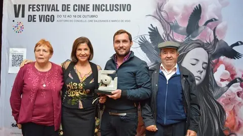 Rub&eacute;n Ri&oacute;s posa co premio acompa&ntilde;ado da actriz Ux&iacute;a Blanco e os seus padri&ntilde;os, Manolo Fern&aacute;ndez e Maricarmen Rodr&iacute;guez.