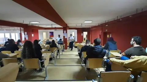 Os alumnos do IES Garc&iacute;a Barb&oacute;n acudiron hoxe ao primeiro d&iacute;a das Xornadas de Emprendemento e Orientaci&oacute;n laboral.