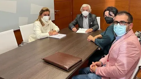 A reuni&oacute;n dos interesados con Rosendo Fern&aacute;ndez e Luz Doporto, esta ma&ntilde;&aacute; na Deputaci&oacute;n de Ourense.