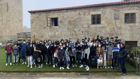 Os 53 alumnos do IES Celso Emilio Ferreiro de Celanova, esta ma&ntilde;&aacute; no Castelo de Monterrei. | FOTO: M. D.