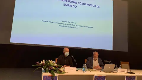 O profesor Antonio Rial (dereita) acompa&ntilde;ado polo orientador do IES Garc&iacute;a Barb&oacute;n, Daniel Veiga, na s&uacute;a conferencia desta ma&ntilde;&aacute;. | FOTO: M. D.