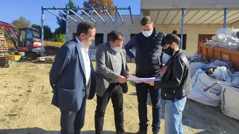 El alcalde de Ri&oacute;s, Francisco Veiga, junto al gerente del Consorcio, Perfecto Fern&aacute;ndez, y dos de los arquitectos. | FOTO: M. Ceballos