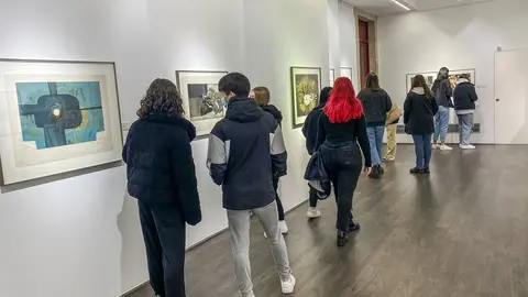 Visitantes &aacute; exposici&oacute;n M&uacute;ltiple na Sala de Exposici&oacute;ns de Ver&iacute;n.