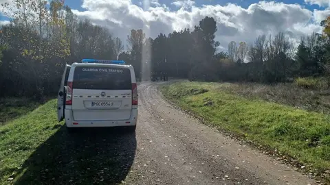 Veh&iacute;culos de la Guardia Civil con el cuerpo del fallecido al fondo.