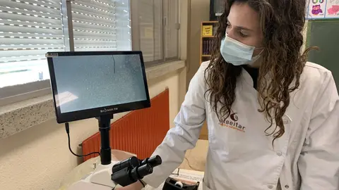 Mar&iacute;a Xes&uacute;s Blanco, da cl&iacute;nica Alb&eacute;itar, impartiu un taller de microbiolox&iacute;a no CEIP O Casti&ntilde;eiro de Laza. | FOTO: M. D.
