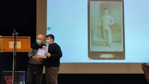O alumno Eil&aacute;n Gonz&aacute;lez, do CEIP O Casti&ntilde;eiro de Laza, recolle o segundo premio do certame 'Imaxes do Patrimonio' en Vigo.