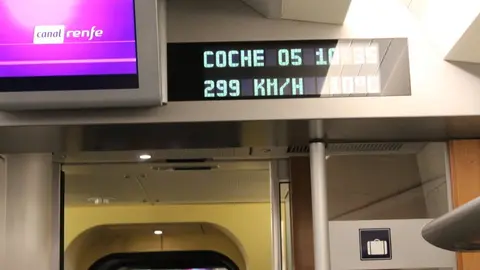 La Alta Velocidad ya no es un sue&ntilde;o para los ourensanos. Esta ma&ntilde;ana de lunes se hizo realidad. | FOTO: Xos&eacute; Lois Colmenero.