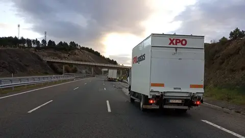 Dos camiones colisionaron esta ma&ntilde;ana en la A-52, a la altura de Fumaces.