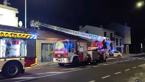El incendio se declar&oacute; en el n&uacute;mero 70 de la calle Progreso de Albarellos, en Monterrei. | FOTO: Xos&eacute; Lois Colmenero.