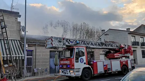 Los bomberos apagan el fuego en la vivienda de Albarellos por segunda vez en las &uacute;ltimas horas. | FOTO: Xos&eacute; Lois Colmenero