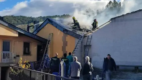 Los bomberos realizan en estos momentos labores de extinci&oacute;n en la vivienda de Campobecerros, Castrelo do Val. | FOTO: Xos&eacute; Lois Colmenero