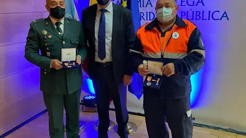 Los galardonados Juan Carlos Nogueiras (izq) y Fernando do R&iacute;o (dcha), con el director de Emergencias, Santiago Villanueva.