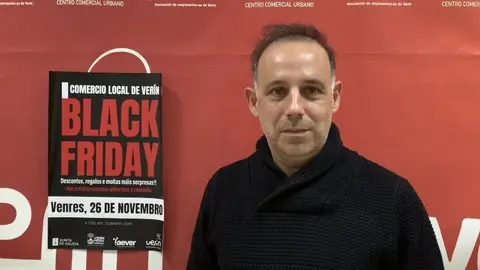 El todav&iacute;a gerente de Aever, Jos&eacute; &Aacute;ngel Rodicio, con un cartel del Black Friday. | FOTO: M. D.
