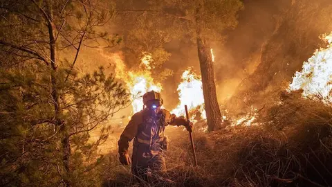 Fotograf&iacute;a del incendio forestal de Li&eacute;tor, Albacete, obra de Pedro Armestre con la que consigui&oacute; el Batefuegos de Oro a la mejor imagen.
