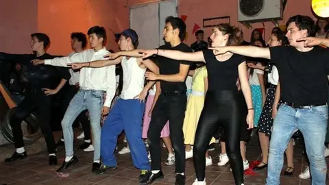Alumnos do IES Xes&uacute;s Taboada Chivite interpretando o musical Grease no 2017.