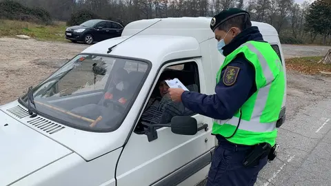 Un agente de la GNR comprueba el certificado Covid de un vecino espa&ntilde;ol. | FOTO: M. D.