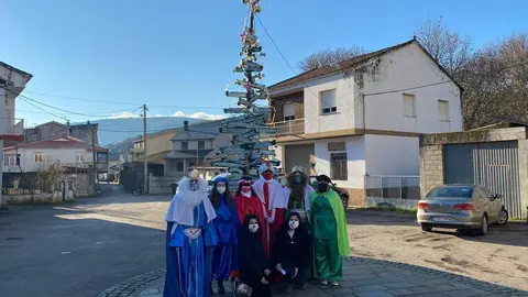 Membros da Asociaci&oacute;n Xuventude de Laza o pasado Nadal.