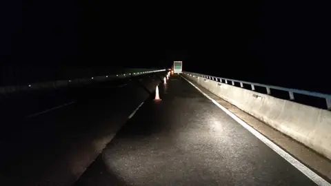 El veh&iacute;culo se encuentra inmovilizado a la altura del kil&oacute;metro 154 de la A - 52. | FOTO: Xos&eacute; Lois Colmenero.