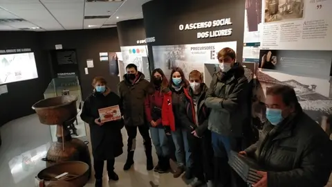 Visitante n&uacute;mero 30.000 en el Museo de Ver&iacute;n, acompa&ntilde;ado por el alcalde, Gerardo Seoane, la edila de Cultura, Emilia Somoza, y compa&ntilde;eros.
