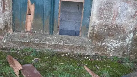 Puerta del Santuario de Os Remedios por la que intentaron acceder los cacos.