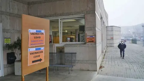 Hospital de Ver&iacute;n, en el que se est&aacute;n desarrollando las vacunaciones. | FOTO: Iv&aacute;n Iglesias.