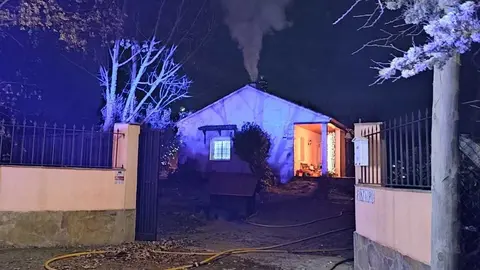 El incendio se origin&oacute; en la chimenea de la vivienda. | FOTO: Xos&eacute; Lois Colmenero.