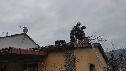 Efectivos del GES de Laza y bomberos de Ver&iacute;n, sobre el tejado de la vivienda. | M. Ceballos.